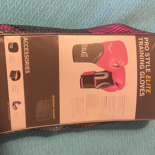 Women’s boxing gloves like new with free hand wraps