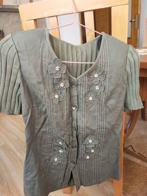 Italian women's blouse like new, olive green with 3D flowers, size M