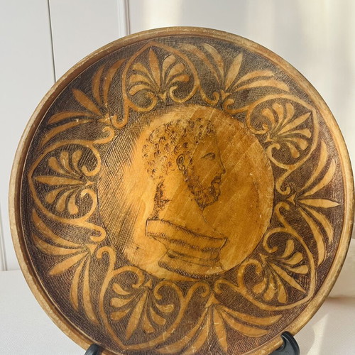 Vintage υπογεγραμμένο ξύλινο πιάτο με πυρογραφία Π. Φιντικάκη μεταχειρισμένο