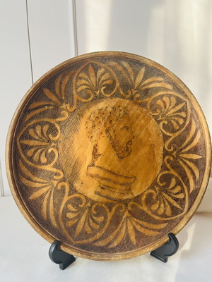 Vintage υπογεγραμμένο ξύλινο πιάτο με πυρογραφία Π. Φιντικάκη μεταχειρισμένο