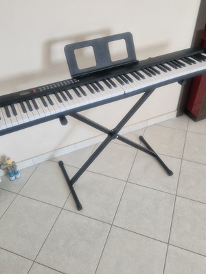 Electric piano 88 keys like new, foldable with accessories