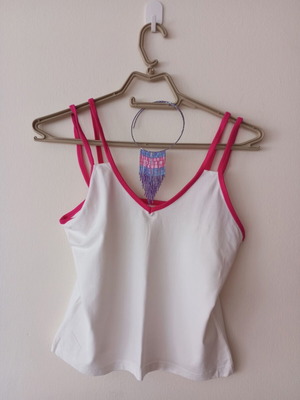 White top with fuchsia details and gift necklace, like new, size L