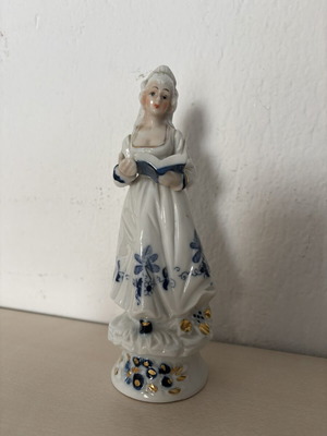 Vintage porcelain decorative figure set of 2 like new