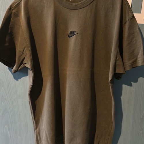 Nike T-Shirt L khaki like new with embroidered logo