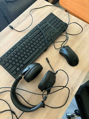 Razer setup ακουστικά Kraken Pro V2, ποντίκι DeathAdder Essential, πληκτρολόγιο Ornata X3 σαν καινούργιο