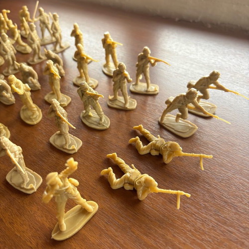 Vintage toy soldiers used, large set of 57 pieces, ecru plastic