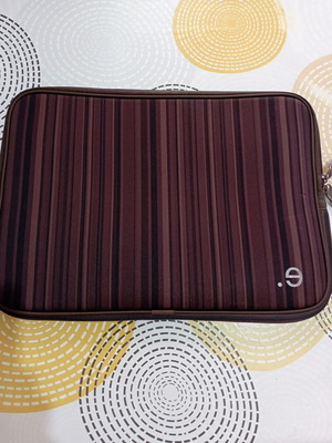 Be.ez La robe Allure laptop carrying case, mocha striped
