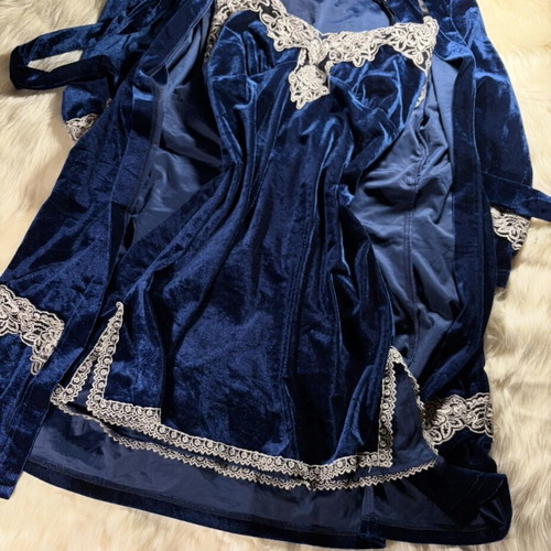 Blue velvet robe set like new