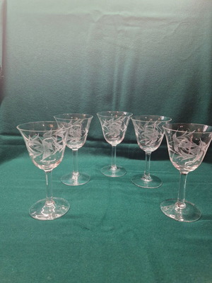Vintage stemmed glasses with engraved design, like new, set of 5