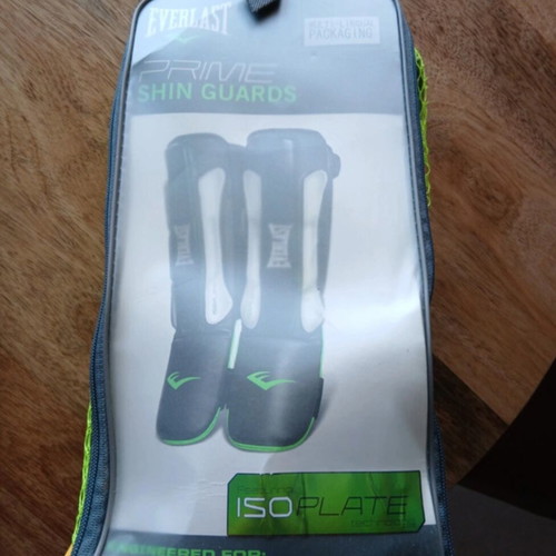 Everlast shin guards like new
