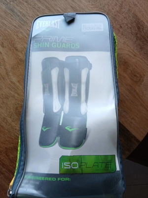 Everlast shin guards like new