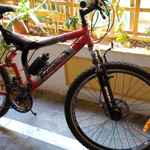 Cross mountain bike like new, 26 inch, disc brakes, front and rear suspension, red