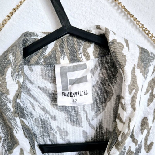 Shirts airy like new, size M-L, khaki pattern