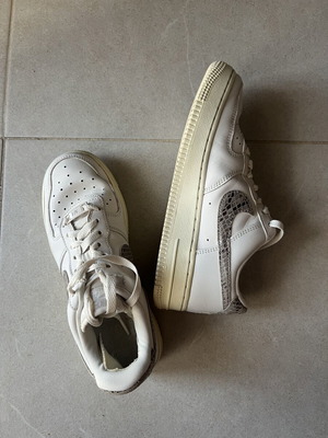 Nike Air Force 1 '07 γυναικεία παπούτσια μεταχειρισμένα, άσπρα, μέγεθος 37.5