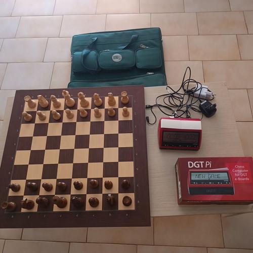 Electronic chessboard like new with walnut wood and carrying case