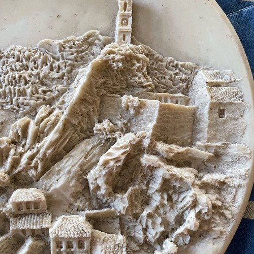 Decorative wall plate Arachova with broken hanger