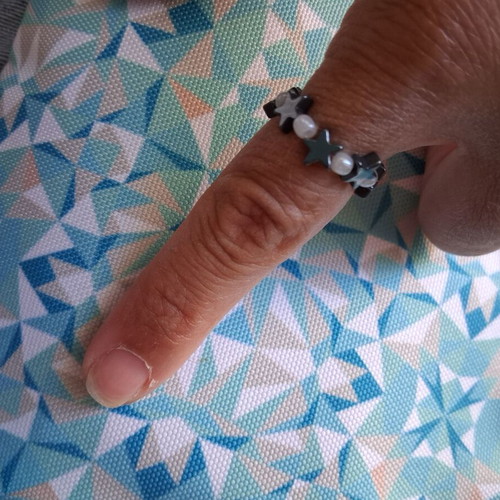 Elastic ring with white beads and hematite stars