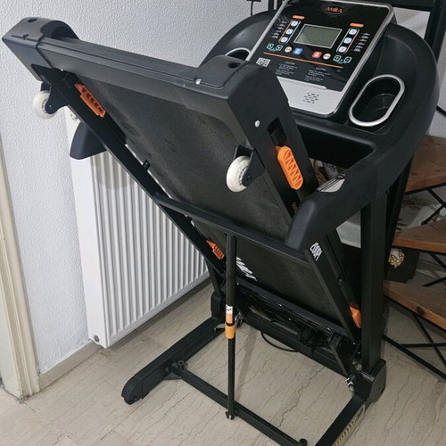 Amila Valma F200PI treadmill like new, foldable