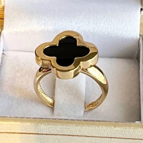 Van Cleef solid 14k yellow gold ring with onyx like new