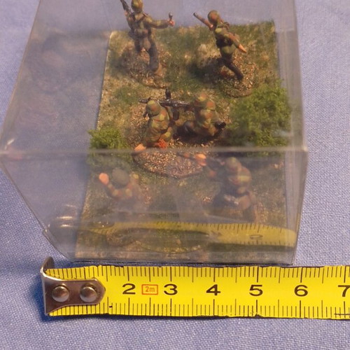 Mini diorama German paratroopers 1/72 scale like new