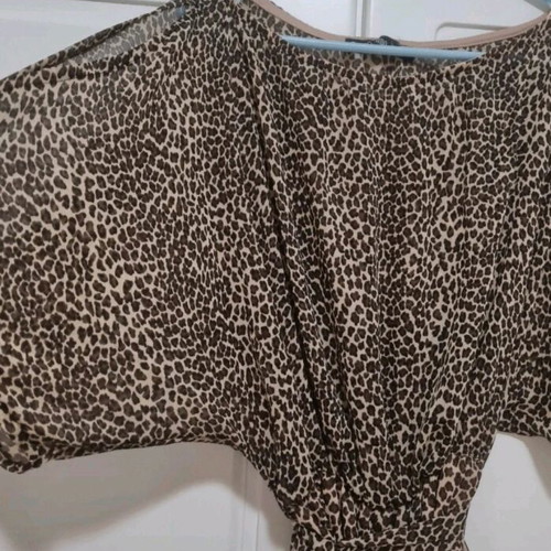 Leopard dress like new with belt, sleeves with openings