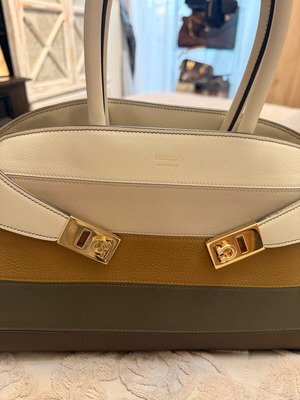 Τσάντα χειρός Ferragamo Hug πολύχρωμη καινούργια