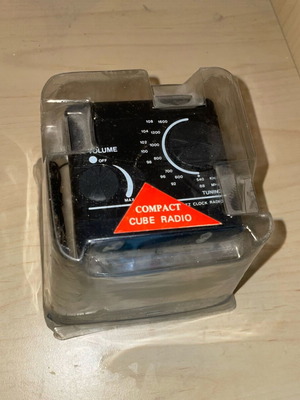 AM/FM Quartz Clock Radio new, compact cube