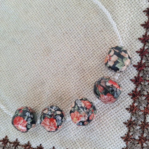 Necklace with black floral beads and pearls new