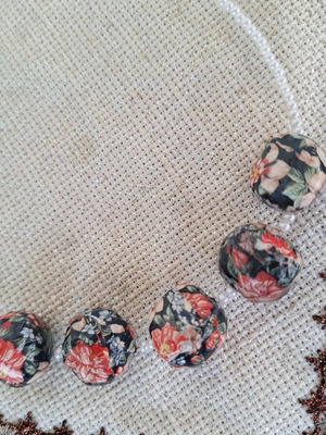 Necklace with black floral beads and pearls new
