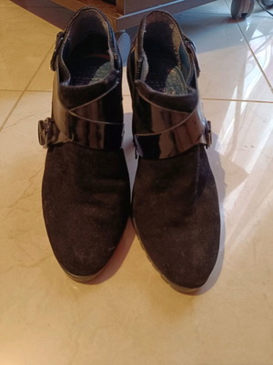 Booties like new, size 37, black with zipper