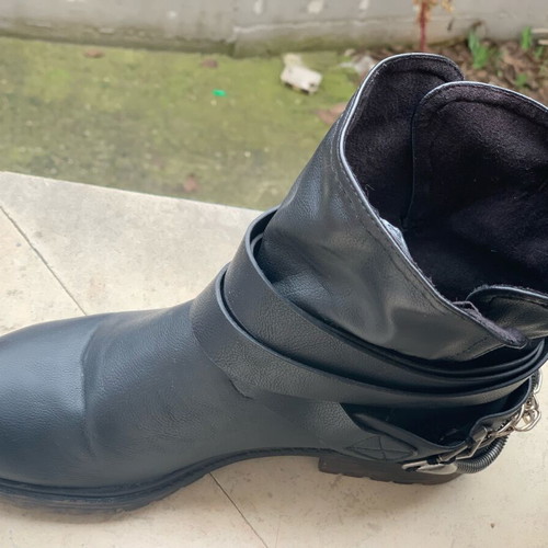 Boots used, size 39, black with removable belt and chains