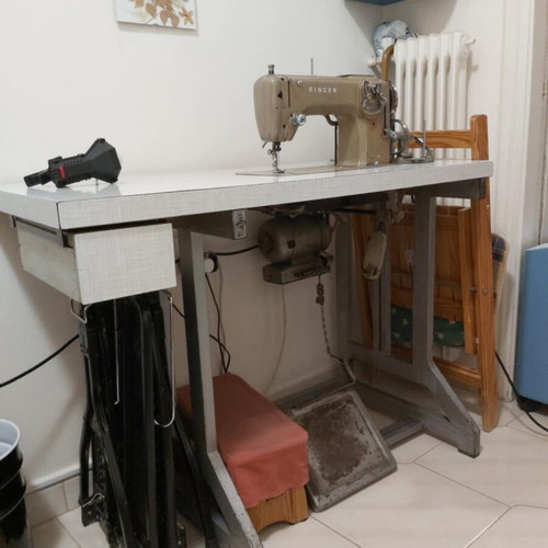 Singer sewing machine used with table in perfect condition
