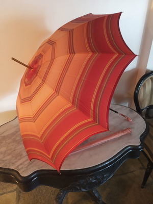 Αντίκα κόκκινη υφασμάτινη ομπρέλα με θήκη από τη δεκαετία του 1950