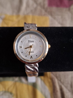 Wristwatch new with silver bracelet, 30mm diameter