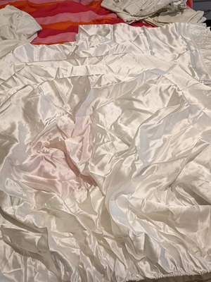 Satin bed sheets set like new, white with elastic and pillowcases