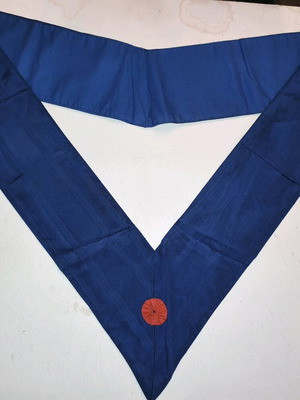 Τεκτονική ζώνη 12 βαθμού μπλέ μουαρέ με κόκκινη ροζέτα σαν καινούργια