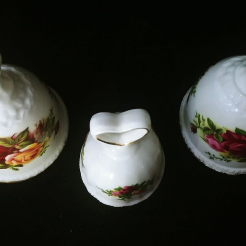 Royal Albert Old Country Roses decorative bells like new, set of 3