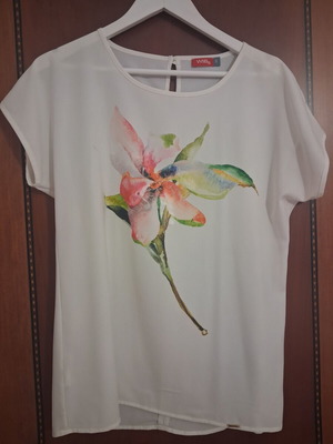 T-shirt with embossed flower like new, white multicolor