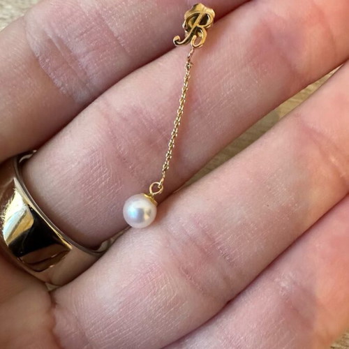 Gold earring with monogram B like new, yellow 575