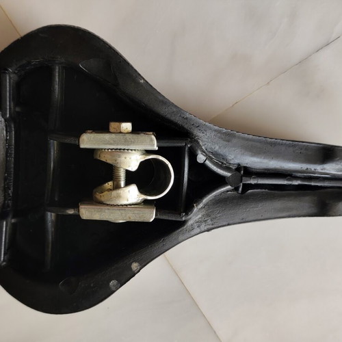 Bicycle saddle used, 26 cm length and 16 cm width