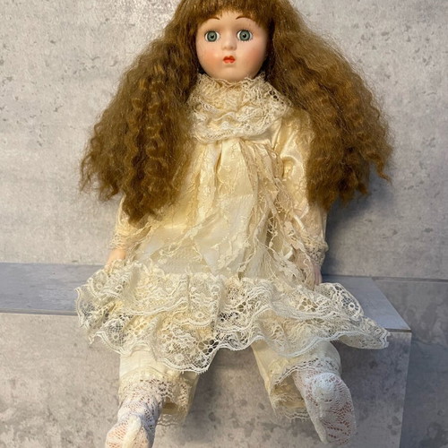 Vintage porcelain doll Heritage Mint ltd 1988, 1989 used