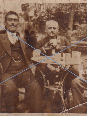 Φωτογραφία παλιά ασπρόμαυρη μεταχειρισμένη, παρέα σε καφενείο