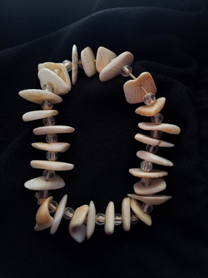 Shell bracelet like new, elastic, beige