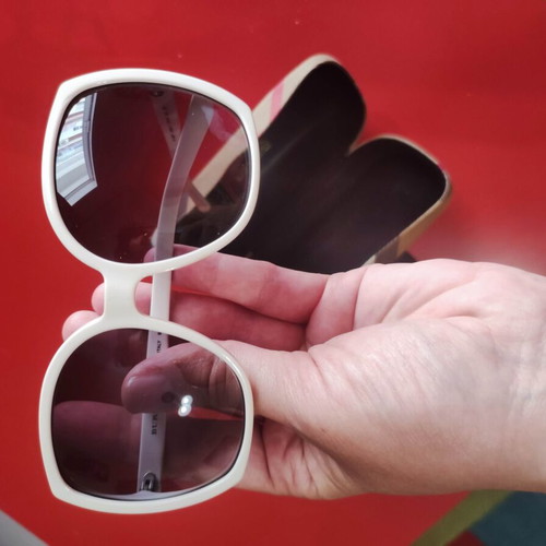 Burberry sunglasses B 4067 white like new with case