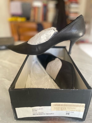 Nak pumps size 39 like new
