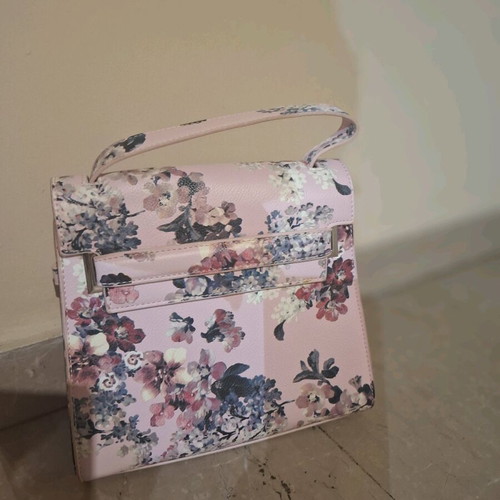 Handbag like new, pink with floral pattern, multiple pockets and strap
