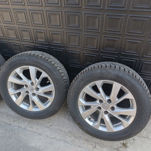 Hyundai Tucson 17-inch rims with all-season tires like new