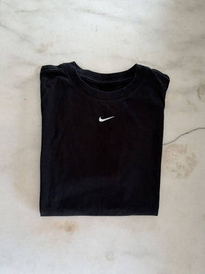 Nike Essential μπλούζα με κεντημένο λογότυπο Swoosh Move to Zero βαμβάκι