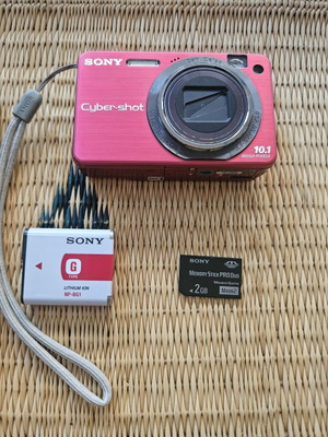 Sony Cyber-shot DSC-170 digital camera bundle like new, pink