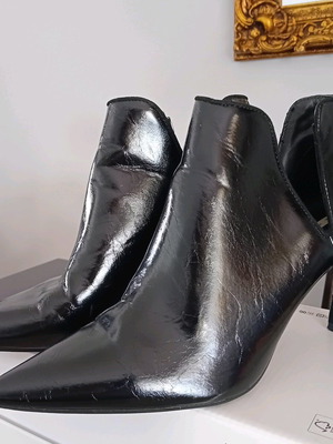 Zara boots made of eco leather in black, like new